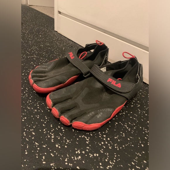 FILA men’s skele-toes size US 9 toe sock shoes red black sport shoe runners - Picture 3 of 4